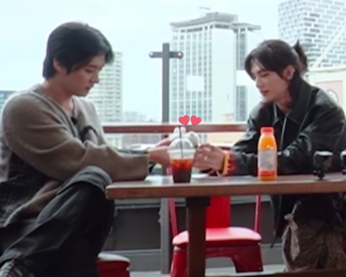 nunca superaré a los hyunho haciendo que sus skzoo se besen