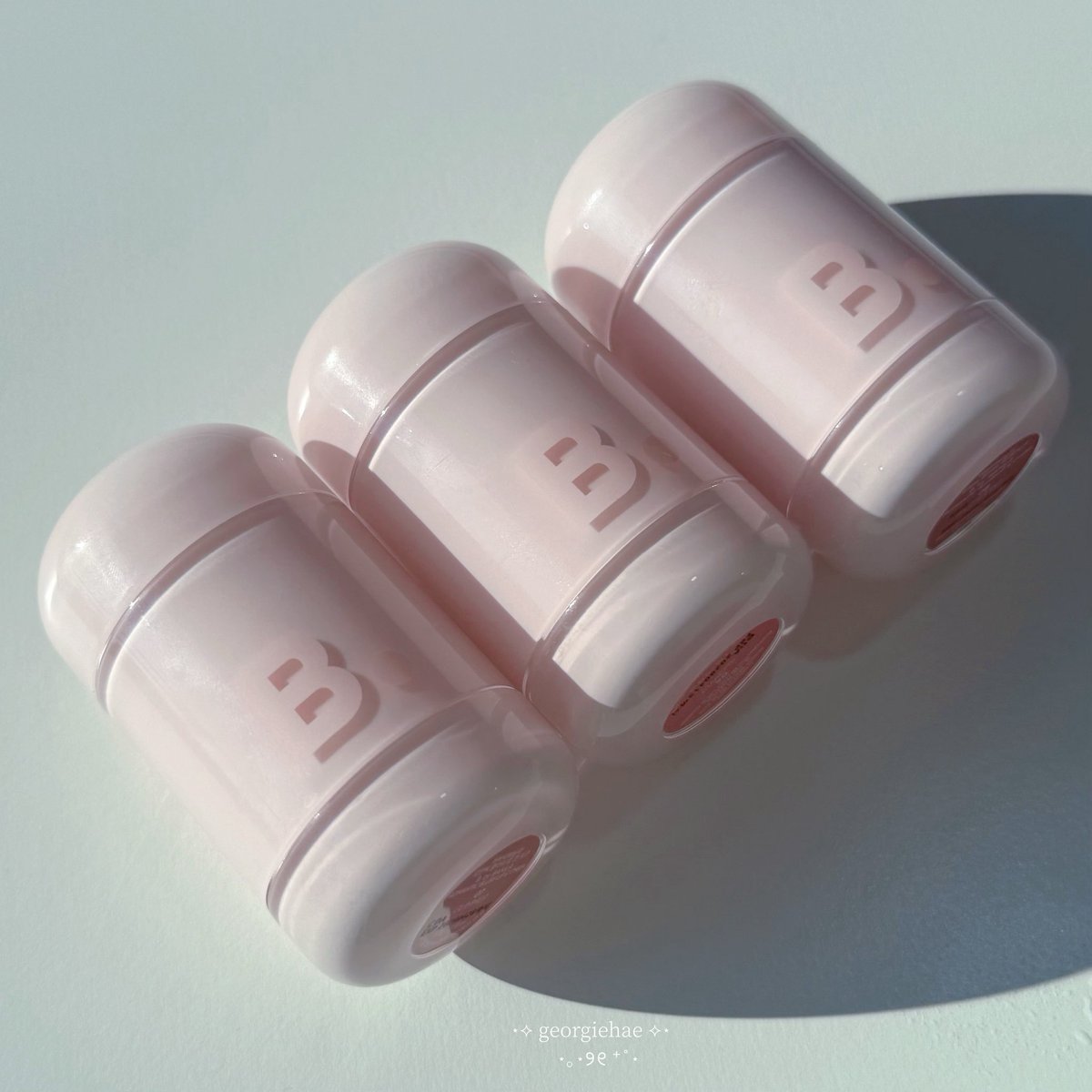 คลีนเกิร์ลสุดๆ 3 สีนี้ สีแก้มจริงนะน้องนะ 07 คือน่ารักเลยหล่ะ เห็นสีแล้วนึกถึงลุค vanilla makeup แต่เนื้อโปร่งมากนะรุ่นนี้เนื้อคล้ายบาล์มสติ๊กลื่นๆหน่อย ระเรื่อๆ