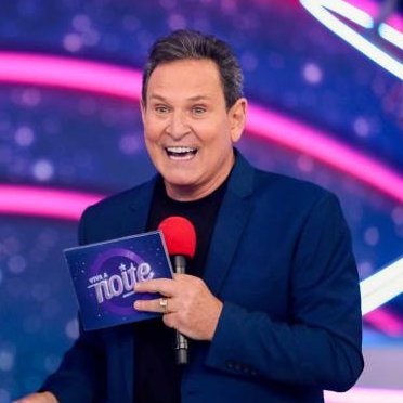 mateusteve's tweet photo. 🚨CONFIRA: #VivaANoite vai retornar OFICIALMENTE a grade do SBT, após o carnaval!
Segundo Gabriel Vaquer, existe uma DÚVIDA do dia podendo ser na sexta ou SÁBADO . Além disso, a emissora já prepara COTAS publicitárias para o programa para apresentar ao mercado em BREVE. https://t.co/HoVN6IqUyU