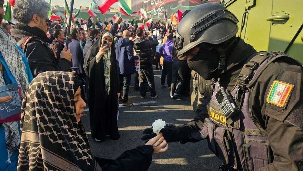 TahalkaToday's tweet photo. A #Flower in Her #Hand, #Gratitude in Her #Eyes — A Young #Iranian_Girl Honors a NOPO #Officer 🇮🇷🌸
#Respect #IranUnity #NOPO https://t.co/V2jZGjWOiF