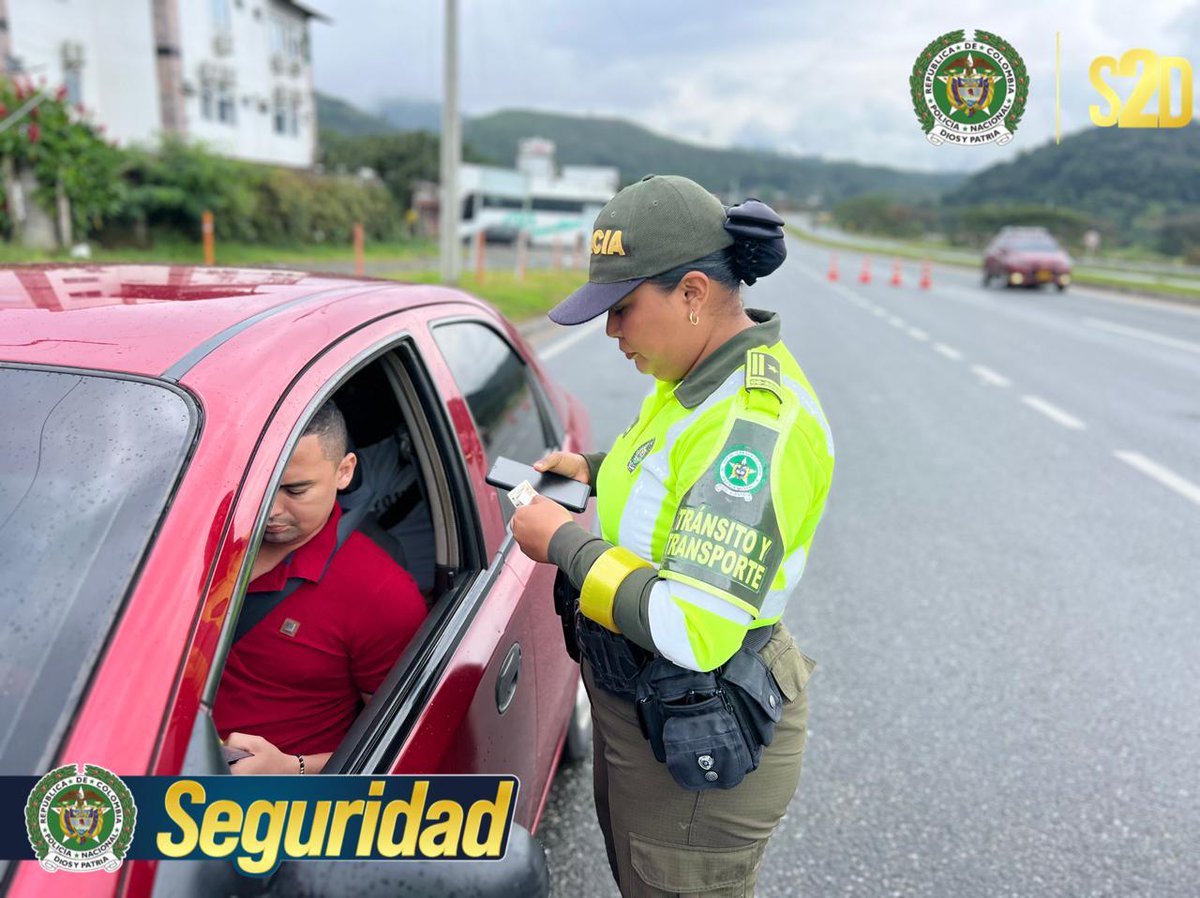 Policiantioquia's tweet photo. En #Antioquia, nuestra seccional de @TransitoPolicia  desarrolló actividades de prevención y seguridad vial durante el Plan Retorno del Puente Festivo de Reyes, orientando a los conductores para una movilidad segura y la reducción de siniestros; el respeto por las normas salva vidas y fortalece la seguridad ciudadana. #SeguridadVial