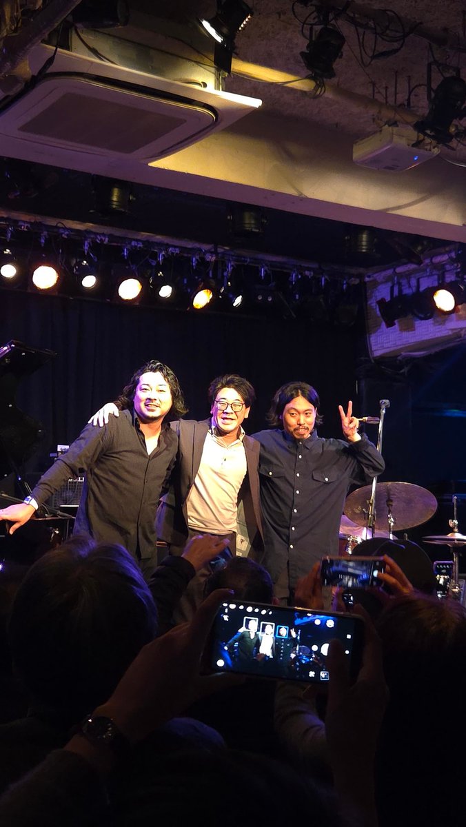 powacofuk's tweet photo. 若井優也トリオの演奏が凄すぎてヤバかった。すごく盛り上がって、良い空間だった。終演後、サイン会あったり、石若駿さんとツーショット撮ってもらったりしたもんだから、興奮して眠れない。 https://t.co/Qc7OWoRmHg