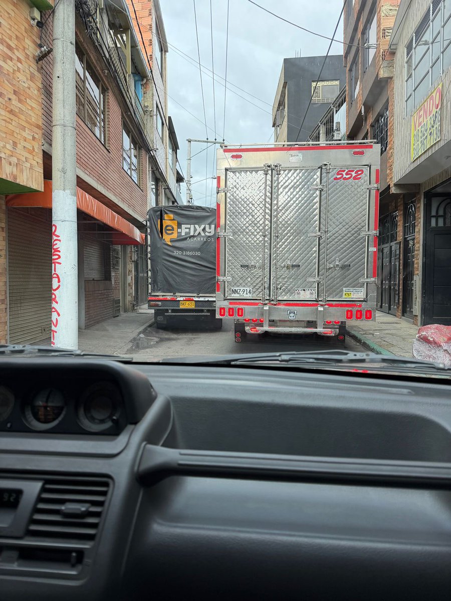 ichbin_LA's tweet photo. @TransitoPolicia @subaalcaldia @PoliciaColombia 

La calle 127D, ahora vía principal que por la ampliación de la av. El Rincón conecta la carrera 91 y la 93 , presenta ocupación constante por vehículos estacionados, afectando la circulación. https://t.co/KwpymxUTzA