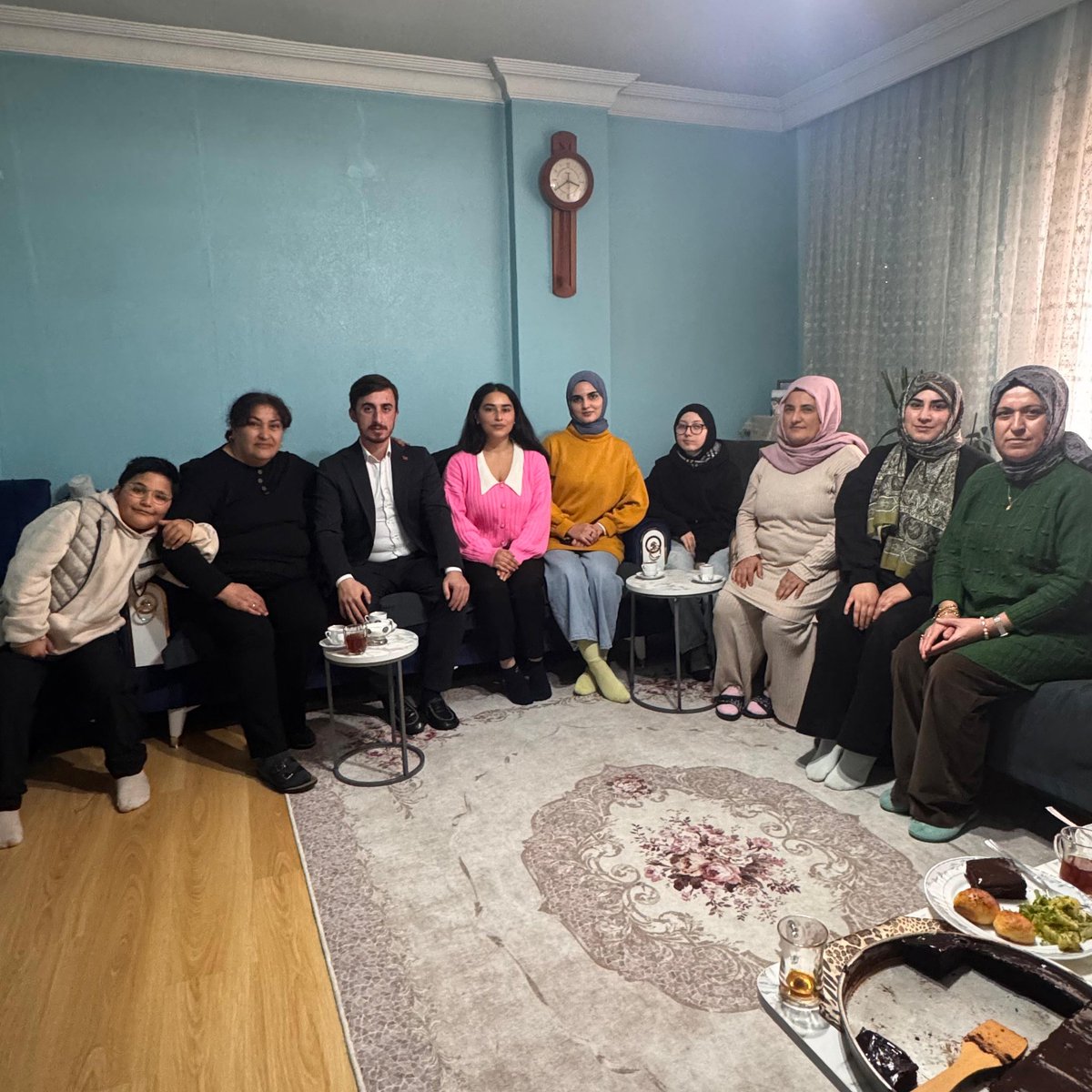 AtasehirAkGenc's tweet photo. Ataşehir İlçe Gençlik Kolları Başkanımız Yusuf İslam Silkin ve yönetim kurulu üyelerimizle birlikte, Kayışdağı Mahallemizde kutsal topraklardan dönen kıymetli vatandaşımızı evinde ziyaret ettik.
Gönülleri huzurla dolu bu anlamlı ziyaretimizde hayır dualarını aldık, 🤲 https://t.co/bxIbbWIqOP