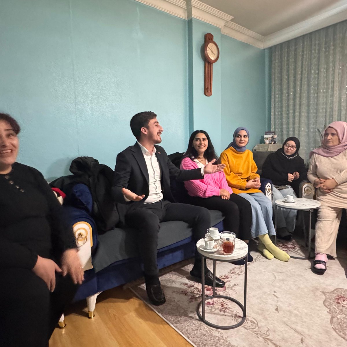 AtasehirAkGenc's tweet photo. Ataşehir İlçe Gençlik Kolları Başkanımız Yusuf İslam Silkin ve yönetim kurulu üyelerimizle birlikte, Kayışdağı Mahallemizde kutsal topraklardan dönen kıymetli vatandaşımızı evinde ziyaret ettik.
Gönülleri huzurla dolu bu anlamlı ziyaretimizde hayır dualarını aldık, 🤲 https://t.co/bxIbbWIqOP