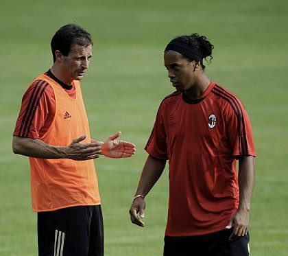 VibronsFoot's tweet image. Adriano Galliani, ancien président de l’AC Milan, raconte :

🗣️ « Allegri m’appelait presque tous les jours pour se plaindre de Ronaldinho : retards à l’entraînement, nuits trop courtes, sorties répétées.

Un jour, il m’a appelé encore plus furieux que d’habitude :
“Ça suffit, ce…