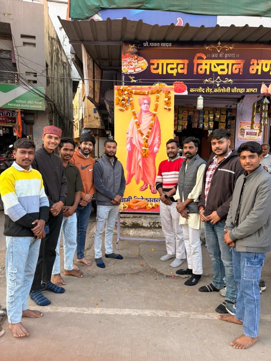 Manish___2's tweet photo. "उठो जागो और तब तक मत रुको, 
जब तक लक्ष्य की प्राप्ति ना हो जाए।"
सनातन संस्कृति को विश्वमंच पर पुनर्स्थापित करने एवं युवाओं को राष्ट्रनिर्माण का सशक्त आधार बनने की प्रेरणा देने वाले श्रद्धेय स्वामी विवेकानंद जी की जयंती पर उन्हे कोटि कोटि नमन
#YouthDay #SwamiVivekanandaJayanti b https://t.co/MMLRPJejYp