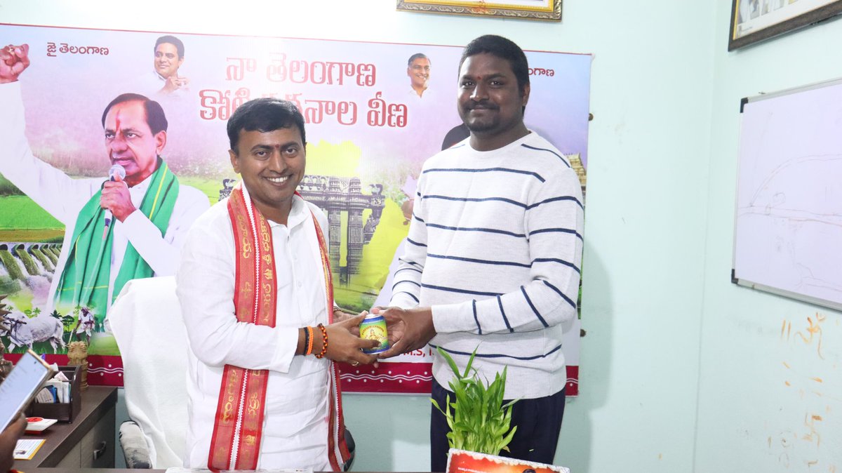 SumanChirra's tweet photo. *రాకేష్ రెడ్డి అన్న గారిని కలిసి కేరళ అయ్యప్ప ప్రసాదాన్ని ఇవ్వడం జరిగింది...* @RakeshReddyBRS @BRSparty https://t.co/b2F0pyzxyM
