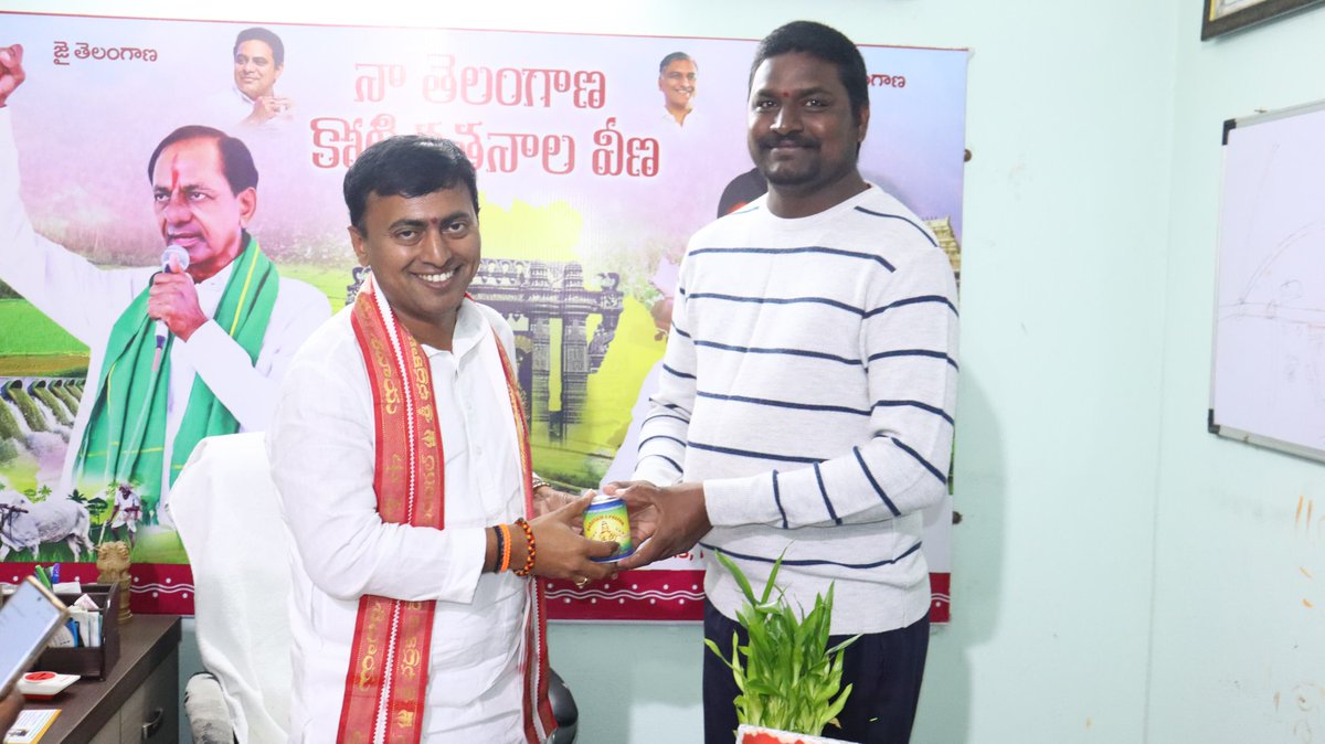 SumanChirra's tweet photo. *రాకేష్ రెడ్డి అన్న గారిని కలిసి కేరళ అయ్యప్ప ప్రసాదాన్ని ఇవ్వడం జరిగింది...* @RakeshReddyBRS @BRSparty https://t.co/b2F0pyzxyM