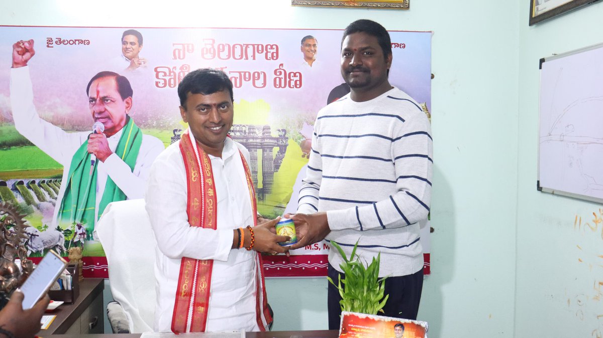 SumanChirra's tweet photo. *రాకేష్ రెడ్డి అన్న గారిని కలిసి కేరళ అయ్యప్ప ప్రసాదాన్ని ఇవ్వడం జరిగింది...* @RakeshReddyBRS @BRSparty https://t.co/b2F0pyzxyM