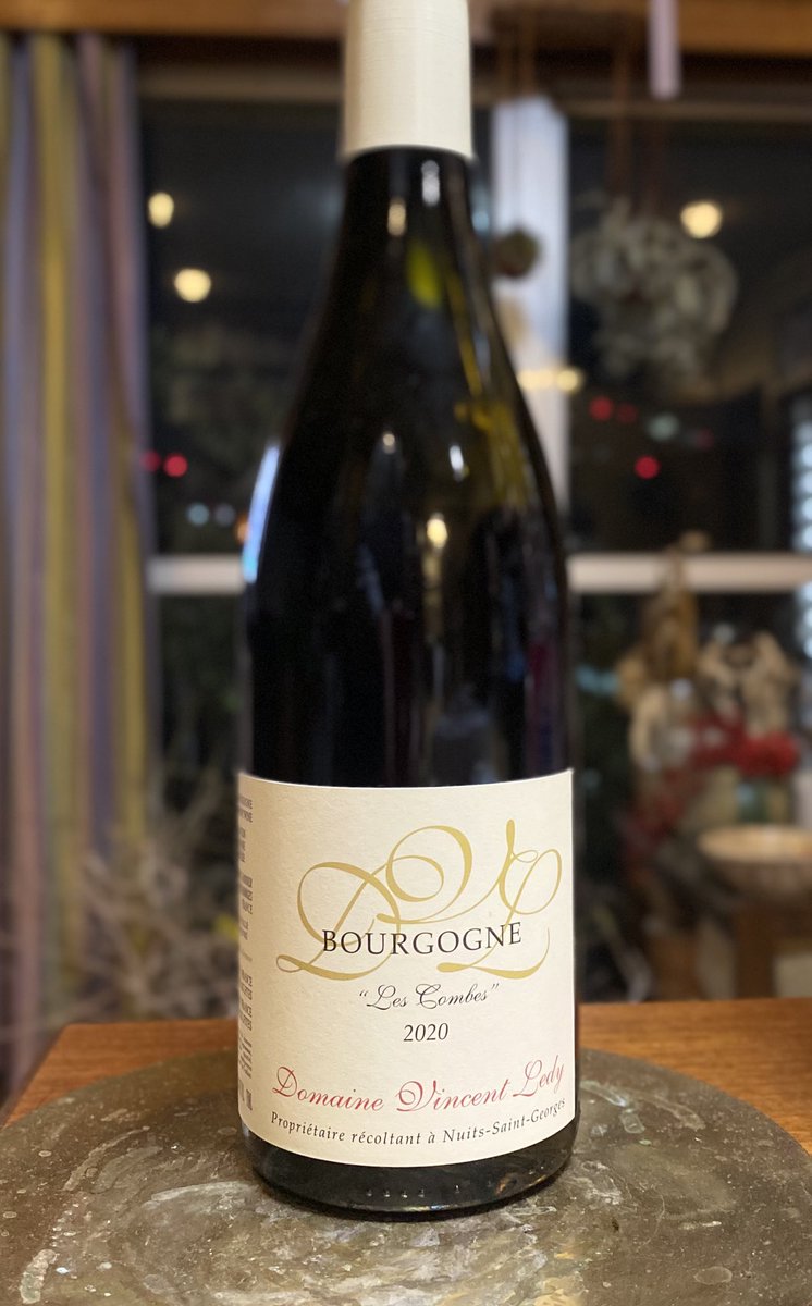 Vincent Ledy Bourgogne Rouge Les Combes 2020 外観は明るめのガーネット。香りは熟した果実、ブルーベリー、プラム、ストロベリー、カシス。ドライフルーツ。飲むと酸は高く、タンニンはやや少なく、シルキー。ジューシーな質感で生の果実をかじったよう。自然派的なニュアンス。凝縮感がある。