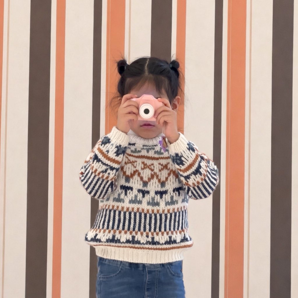 Sulum99's tweet image. في حال ماشفتوا شيء لطيف اليوم،
فرحة بالهدية وتنادين تقول أبصوّرك❤️