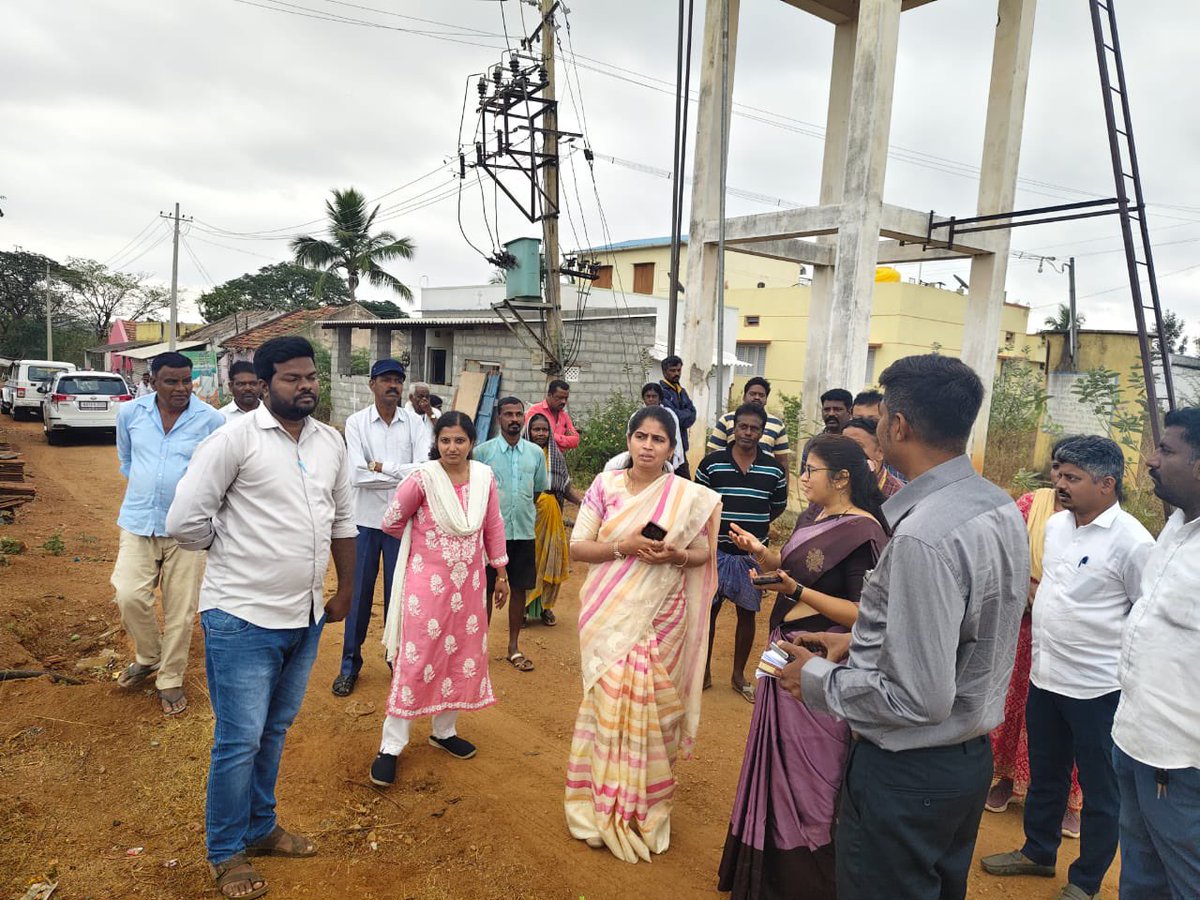 dcchnagar's tweet image. ಹನೂರು ತಾಲ್ಲೂಕಿನ ಪೇಟರ್ಸ್ ಕಾಲೋನಿ ಹಾಗೂ ಕೌದಳ್ಳಿ ವಾರ್ಡ್ ನಂ.2ಕ್ಕೆ ಭೇಟಿ ನೀಡಿ, ಅಲ್ಲಿನ ಕುಡಿಯುವ ನೀರಿನ ಸಮಸ್ಯೆಯ ಕುರಿತು ಸ್ಥಳ ಪರಿಶೀಲನೆ ನಡೆಸಲಾಯಿತು.

facebook.com/share/p/1DzGmm…

#Hanur
#DrinkingWater
#WaterSupply
#Chamarajanagar
#NammaChamarajanagara
#CheluvaChamarajanagara