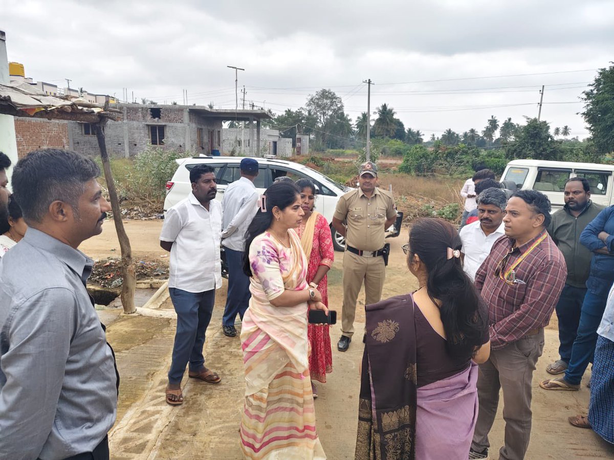 dcchnagar's tweet image. ಹನೂರು ತಾಲ್ಲೂಕಿನ ಪೇಟರ್ಸ್ ಕಾಲೋನಿ ಹಾಗೂ ಕೌದಳ್ಳಿ ವಾರ್ಡ್ ನಂ.2ಕ್ಕೆ ಭೇಟಿ ನೀಡಿ, ಅಲ್ಲಿನ ಕುಡಿಯುವ ನೀರಿನ ಸಮಸ್ಯೆಯ ಕುರಿತು ಸ್ಥಳ ಪರಿಶೀಲನೆ ನಡೆಸಲಾಯಿತು.

facebook.com/share/p/1DzGmm…

#Hanur
#DrinkingWater
#WaterSupply
#Chamarajanagar
#NammaChamarajanagara
#CheluvaChamarajanagara