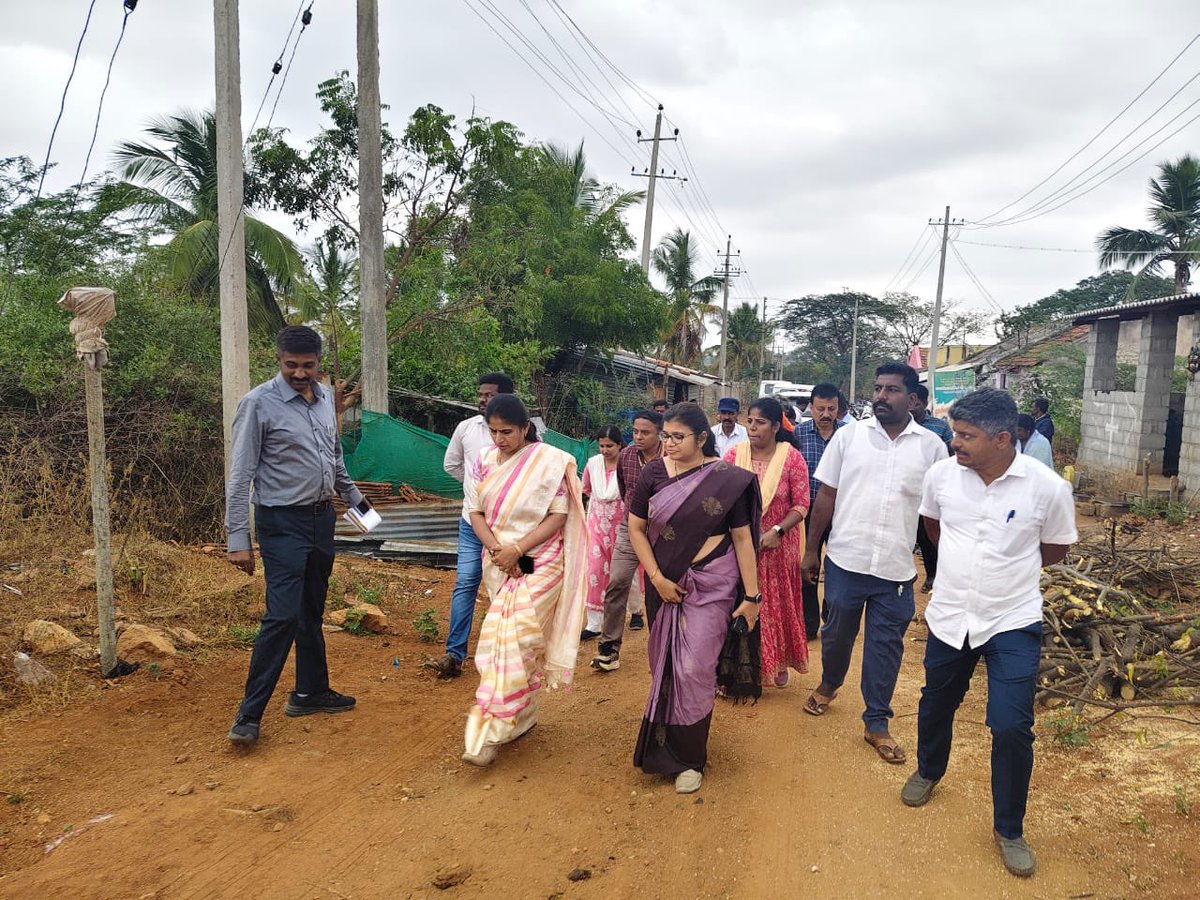 dcchnagar's tweet image. ಹನೂರು ತಾಲ್ಲೂಕಿನ ಪೇಟರ್ಸ್ ಕಾಲೋನಿ ಹಾಗೂ ಕೌದಳ್ಳಿ ವಾರ್ಡ್ ನಂ.2ಕ್ಕೆ ಭೇಟಿ ನೀಡಿ, ಅಲ್ಲಿನ ಕುಡಿಯುವ ನೀರಿನ ಸಮಸ್ಯೆಯ ಕುರಿತು ಸ್ಥಳ ಪರಿಶೀಲನೆ ನಡೆಸಲಾಯಿತು.

facebook.com/share/p/1DzGmm…

#Hanur
#DrinkingWater
#WaterSupply
#Chamarajanagar
#NammaChamarajanagara
#CheluvaChamarajanagara