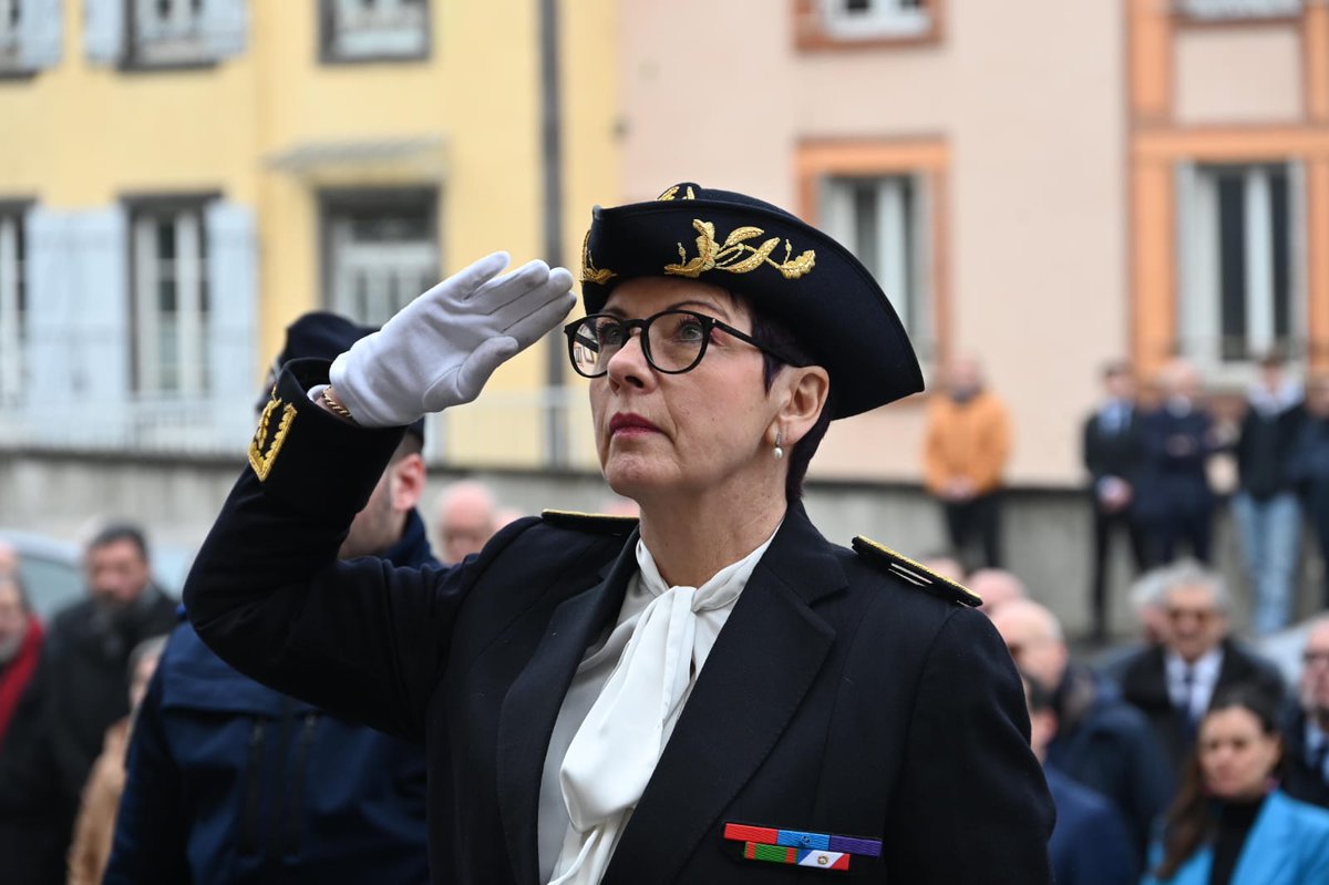 Prefet63's tweet photo. #PriseDeFonction
Ce matin, Anne Frackowiak-Jacobs a dĂ©posĂ© une gerbe au monument aux morts de Montlosier, Ă Clermont-Ferrand. Cette cĂ©rĂ©monie, en prĂ©sence des autoritĂ©s civiles et militaires et des chefs de services de lâEtat, marque sa prise de fonctions en tant que prĂ©fĂšte du Puy-de-DĂŽme.