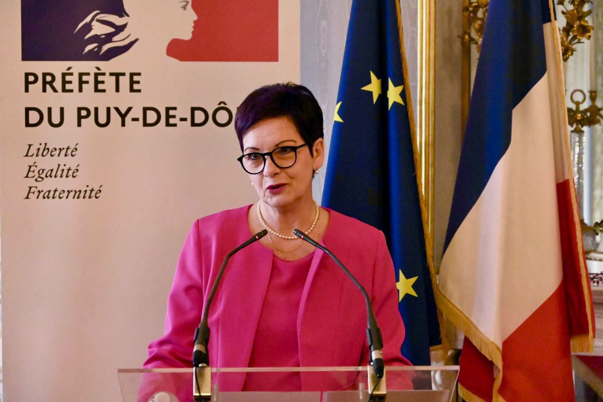Prefet63's tweet photo. #PriseDeFonction
Ce matin, Anne Frackowiak-Jacobs a dĂ©posĂ© une gerbe au monument aux morts de Montlosier, Ă Clermont-Ferrand. Cette cĂ©rĂ©monie, en prĂ©sence des autoritĂ©s civiles et militaires et des chefs de services de lâEtat, marque sa prise de fonctions en tant que prĂ©fĂšte du Puy-de-DĂŽme.
