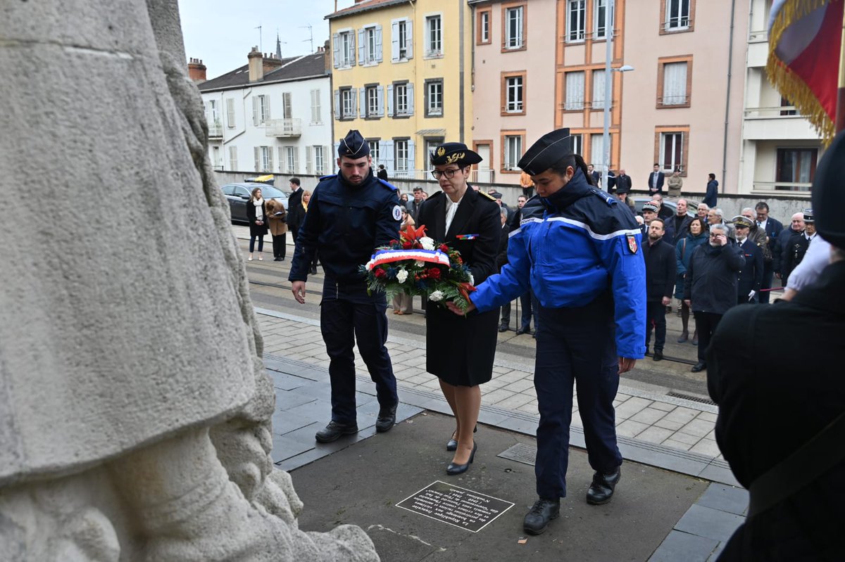 Prefet63's tweet photo. #PriseDeFonction
Ce matin, Anne Frackowiak-Jacobs a dĂ©posĂ© une gerbe au monument aux morts de Montlosier, Ă Clermont-Ferrand. Cette cĂ©rĂ©monie, en prĂ©sence des autoritĂ©s civiles et militaires et des chefs de services de lâEtat, marque sa prise de fonctions en tant que prĂ©fĂšte du Puy-de-DĂŽme.