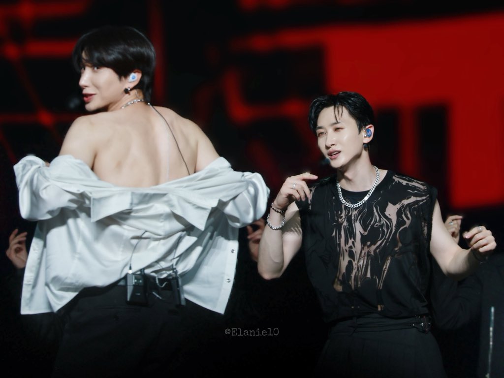 elanie0824's tweet photo. SUPERSHOW 10 in Macau D3

🫣🫣🫣again

#SUPERJUNIOR #슈퍼주니어 #SUPERSHOW10
#Leeteuk #利特 #이특 #イトゥク
#EUNHYUK #银赫 #은혁 #이혁재 #ウニョク https://t.co/A6QVVz0zMN