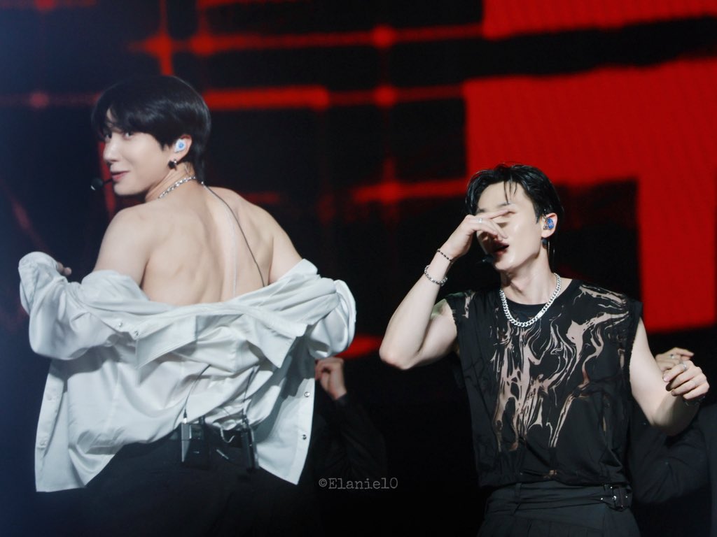 elanie0824's tweet photo. SUPERSHOW 10 in Macau D3

🫣🫣🫣again

#SUPERJUNIOR #슈퍼주니어 #SUPERSHOW10
#Leeteuk #利特 #이특 #イトゥク
#EUNHYUK #银赫 #은혁 #이혁재 #ウニョク https://t.co/A6QVVz0zMN