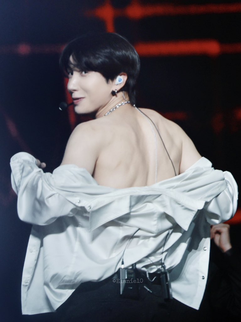 elanie0824's tweet photo. SUPERSHOW 10 in Macau D3

🫣🫣🫣again

#SUPERJUNIOR #슈퍼주니어 #SUPERSHOW10
#Leeteuk #利特 #이특 #イトゥク
#EUNHYUK #银赫 #은혁 #이혁재 #ウニョク https://t.co/A6QVVz0zMN