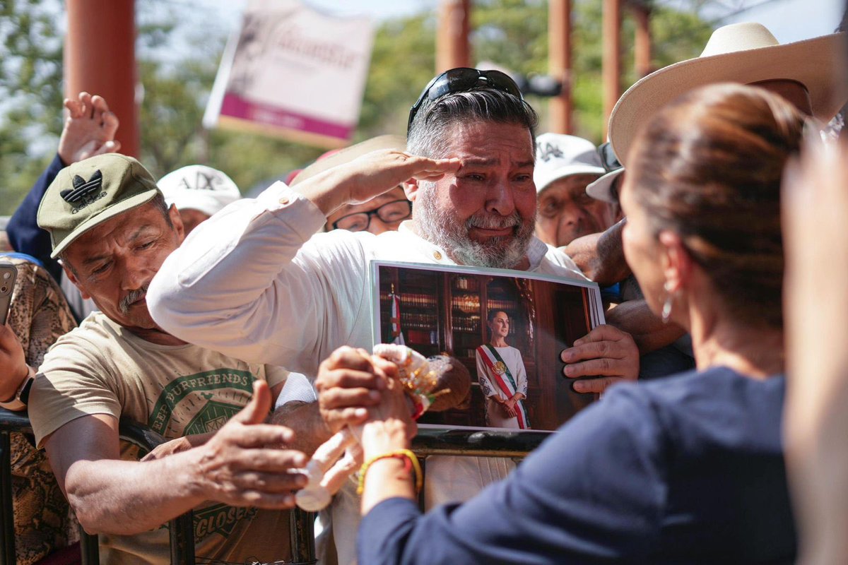 luis_gj's tweet photo. Imagínate llorar de emoción por ver a una corrupta, mentirosa incompetente y aliada de narcos…

🤡🤡🤡🤡

México: tan lejos de ser una verdadera potencia mundial… https://t.co/rhEbrq986b