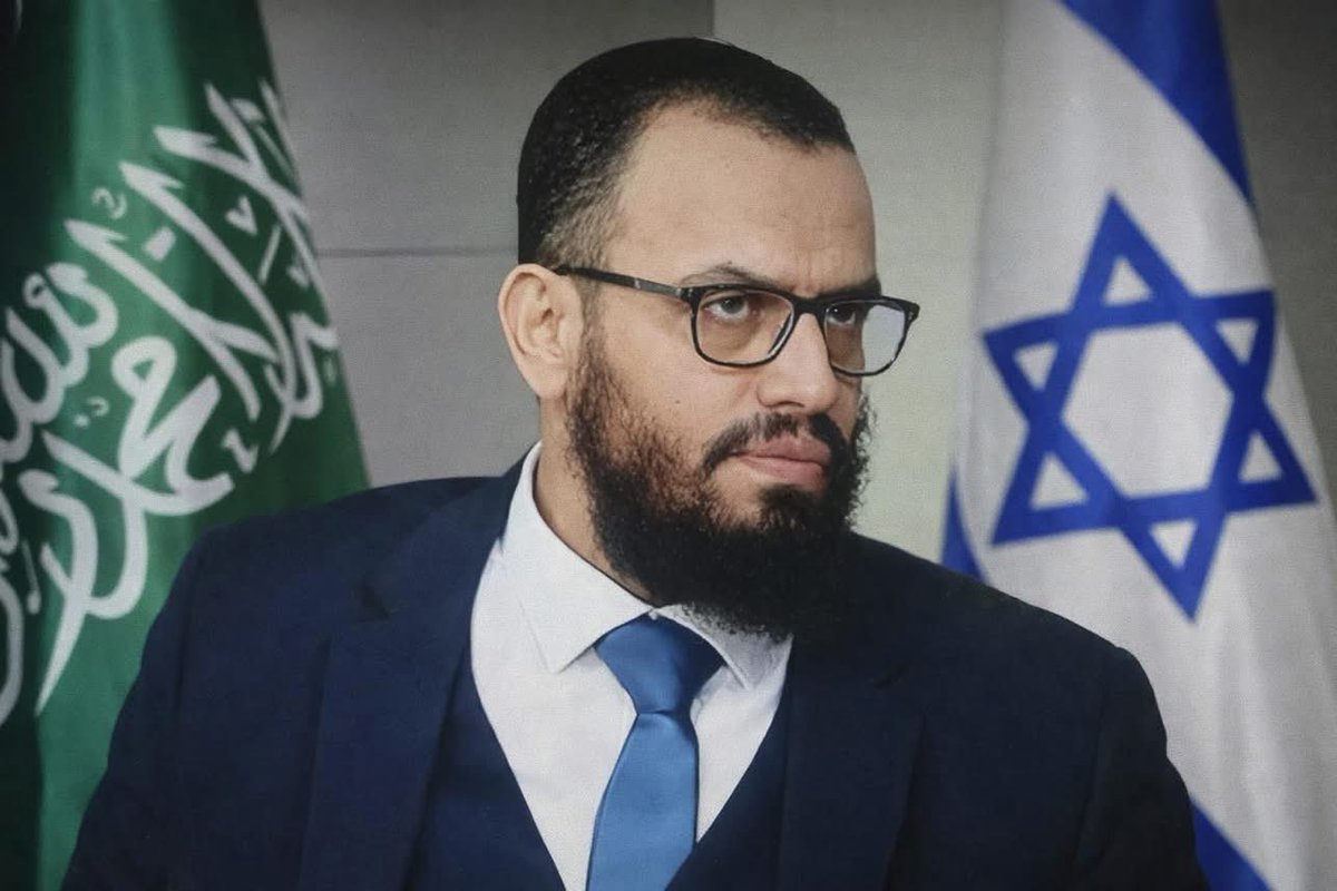 S_aaa770's tweet photo. ولد هاني بن بريك 1974 م  في أديس ابابا إثيوبيا من أب يمني وام حبشيه 
-عاد الى سواحل عدن مع والده في عام 1990م
انظم الى جماعة تنظيم القاعده في عام1991 م وتم نقله الى افغانستان  ابان الاحتلال الروسي لافغانستان 

ثم عاد الى عدن في عام 1994م لينظم الى تنظيم القاعده مجددا وشارك في حرب  صيف 94 ضد الانفصاليين انذاك وحصل على رتبة نقيب من الدوله تقديرا لمشاركته في تجميع المقاتلين وقيادتهم

  تم سجنه بتهمة صناعة السيارات المفخخه عدة مرات إبان حكم الرئيس علي عبدالله صالح.
افرج عنه في عام 2010م وعاد مجددا لينظم الى انصار الشريعه في ابين عام 2011م وافتى بالقتال ضد ابناء الجيش والأمن .
وبعد هزيمة انصار الشريعه في الجنوب ودخول الجيش  فر هذا المجرم السفاح إلى عدن وأختفى بمنزل عيدروس الزبيدي لعدة اشهر والذي كان لهم قرابه جوار،
من 2011م إلى2016م إغتال هذا المجرم الحبشي أكثر من600 شخص في أبين ولحج وعدن اغلبهم من الضباط الكبار في رتبة عقيد وعميد ولواء  من ابين وشبوه 
يتبعون الوحدات والألويه التي  كانت تابعه  للرئيس السابق.
استطاع هذا الرجل ان يقتل ويغتال اكثر من 190شخص من العلماء والخطباء ومن مشائخ العلم وأ إمة جوامع  يتبعون المذهب السني والسلفي في عدن ولحج  خلال 3سنوات فقط  وعلى رأسهم الشيخ  /عبدالرحمن إبن مرعي العدني بالفيوش لحج.
أي عقيدة يحمل هذا الرجل لو قلنا سلفي فلماذا قتل أكثر من190 عالم وشيخ من علماء السلفيه في عدن
  ولو قلنا جنوبي فلماذا افتى بقتل الجنوبيين من ابناء ابين وشبوه في الوية الحرس الرئاسي للرئيس اليمني عبدربه منصور هادي.
ومن ذالك اليوم الى يومنا هذا وهو يقتل ويسحل ويفجر بابناء الجنوب.
صعد فجأة إلى المجلس الانتقالي برغم أنه لايحمل شهادة سادس إبتدائي ، وذالك بوساطة من عيدروس الزبيدي.
إنه بلا شك اكبر دموي وسفاح بالعالم
واكبر عدوا للجنوبيين على مر التأريخ
هذه سيرة السفاح هاني بن بريك الحبشي.