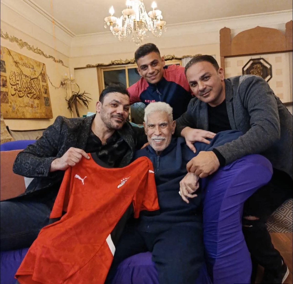 KsaZamalek's tweet photo. عمرو زكي يزور المعلم حسن شحاتة فى منزله للاطمئنان على صحته♥️ https://t.co/7CGfpTPeY4