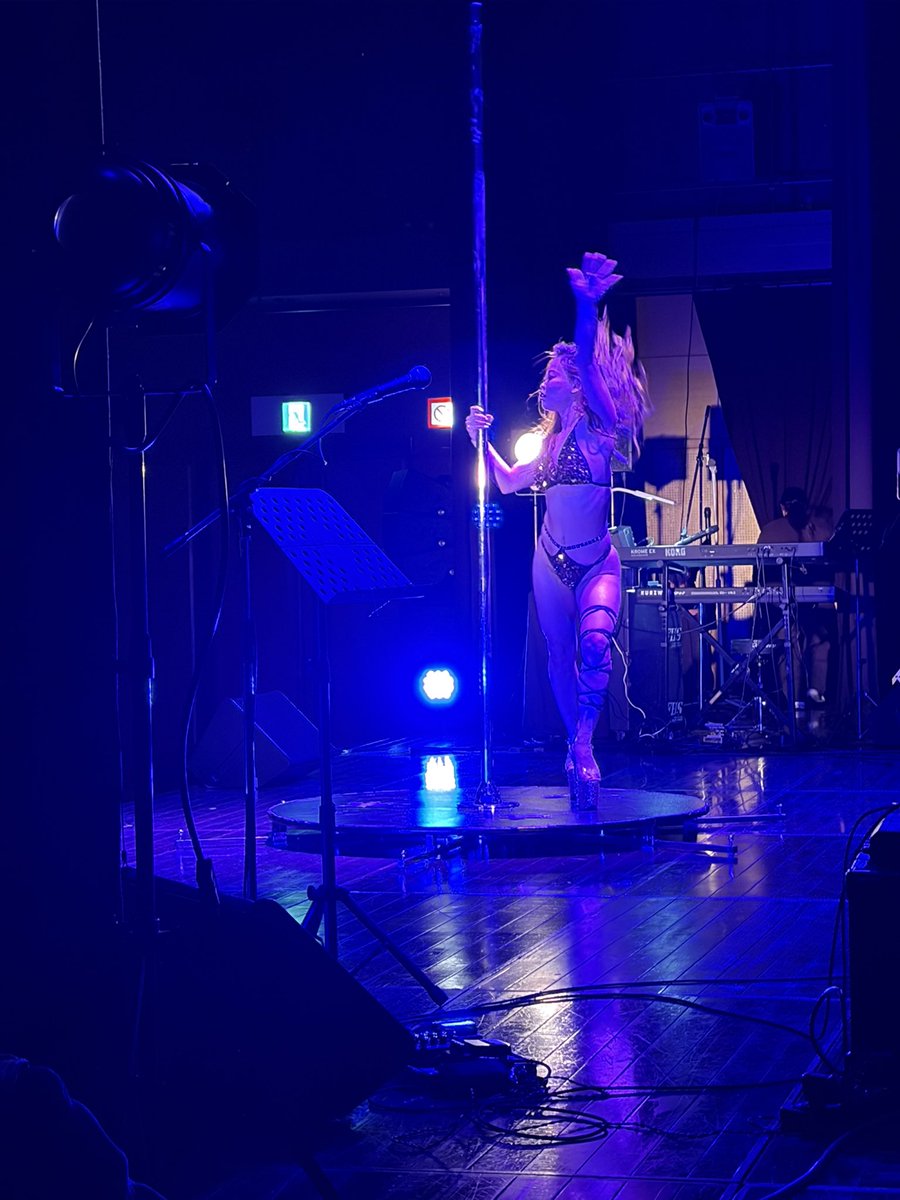 matchi9's tweet photo. 今日、初めてポールダンスを舞台裏から拝見させていただきました！

めっちゃセクシー衣装で、最初はおおっ！と思いましたが、途中から、純粋に凄すぎて、感動しました！

舞台降りた後に、やり切ってしゃがみ込む姿を見て、相当体力がないと出来ないプロの業を知る事ができました😊 https://t.co/uK9eD0edKD