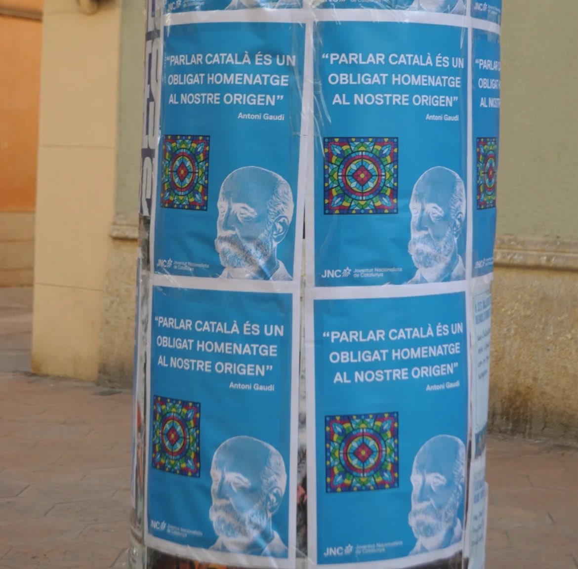A l'espectacle inaugural de l’any Gaudí, el govern municipal de l’Ajuntament de Reus (PSC-ERC-Ara Reus) van representar a l’arquitecte parlant en castellà.

Doncs la <a href="/ReusJNC/">JNC Reus 🎗</a> respon encartellant la ciutat amb el veritable Gaudí, l’arquitecte català que defensà la nostra llengua!