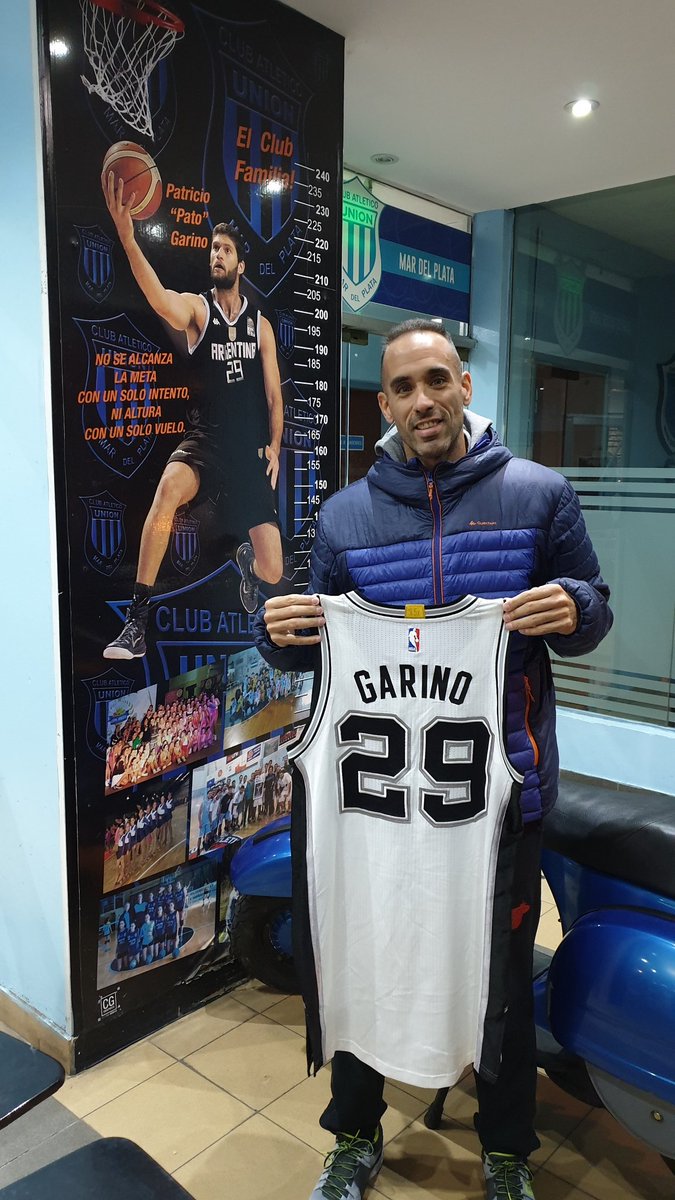 mansillapablo's tweet photo. Y después de desearlo tanto (unos 6 años aprox), llegó el día de poder conocer a una persona que admiro profundamente, porque además de lo que es como jugador de básquet, para mi es un EJEMPLO de la palabra RESILIENCIA..
GRACIAS @patitogarino por tu amabilidad, se Viene otra 29? https://t.co/wOEYUxoC0u