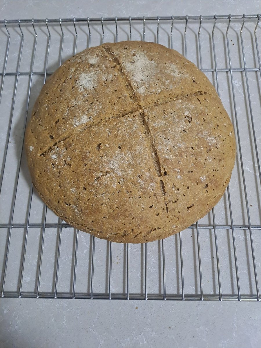 Siyez unuyla yağ ve şeker eklemeden fırında yaptığımız tamamen katkısız ekmek.
Kullandığımız malzemeler :
9 bardak siyez unu
3 bardak su
Yaş maya ve yarım çay kaşığı tuz

Dışarıdan katkılı ekmek almaktansa evde katkısız, mis gibi kokan ekmek yapmak çok daha mantıklı ve sağlıklı.