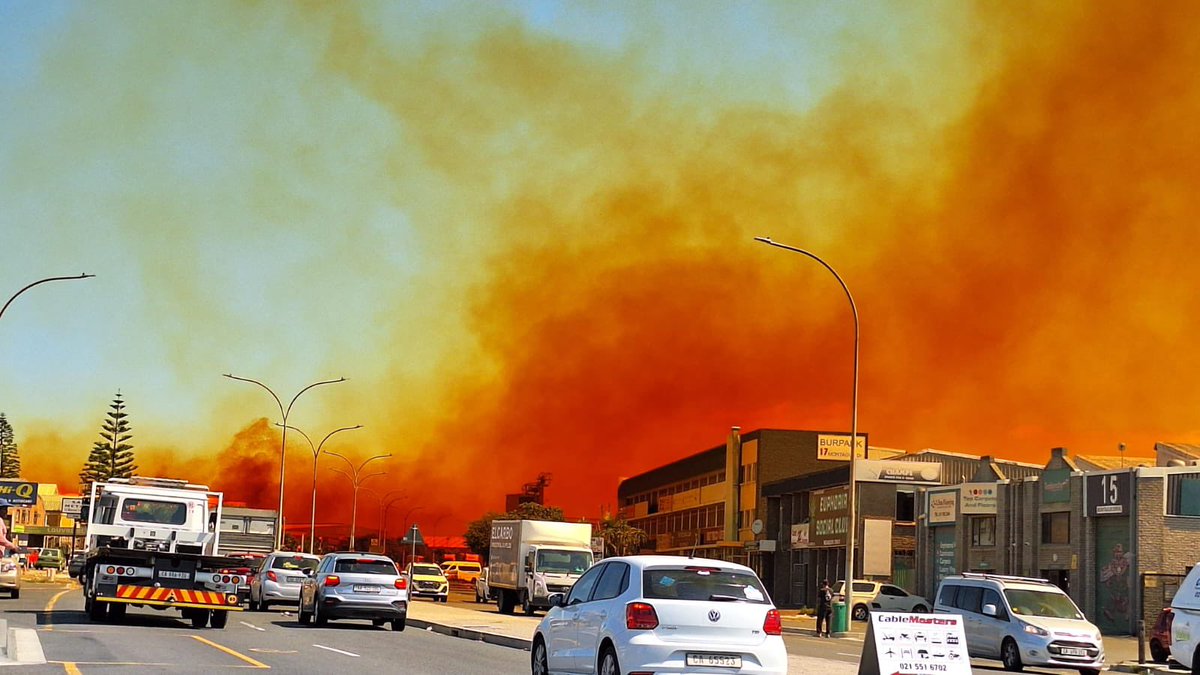 Abramjee's tweet image. Suspected chemical fire in Montague Gardens (Koeberg Road side), Cape Town.
