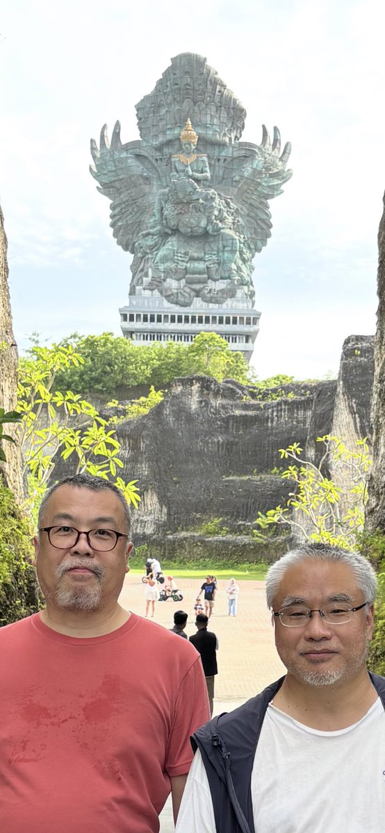 ct20533's tweet photo. バリ島も観光してきたよ。

現地在住の日本人ガイドさん頼んだから意思疎通の心配なくて安心して観光できて正解だった。

民族衣装はポーズのせいか名店コラボなカップラーメン感あるね https://t.co/2hbk9a80Lk
