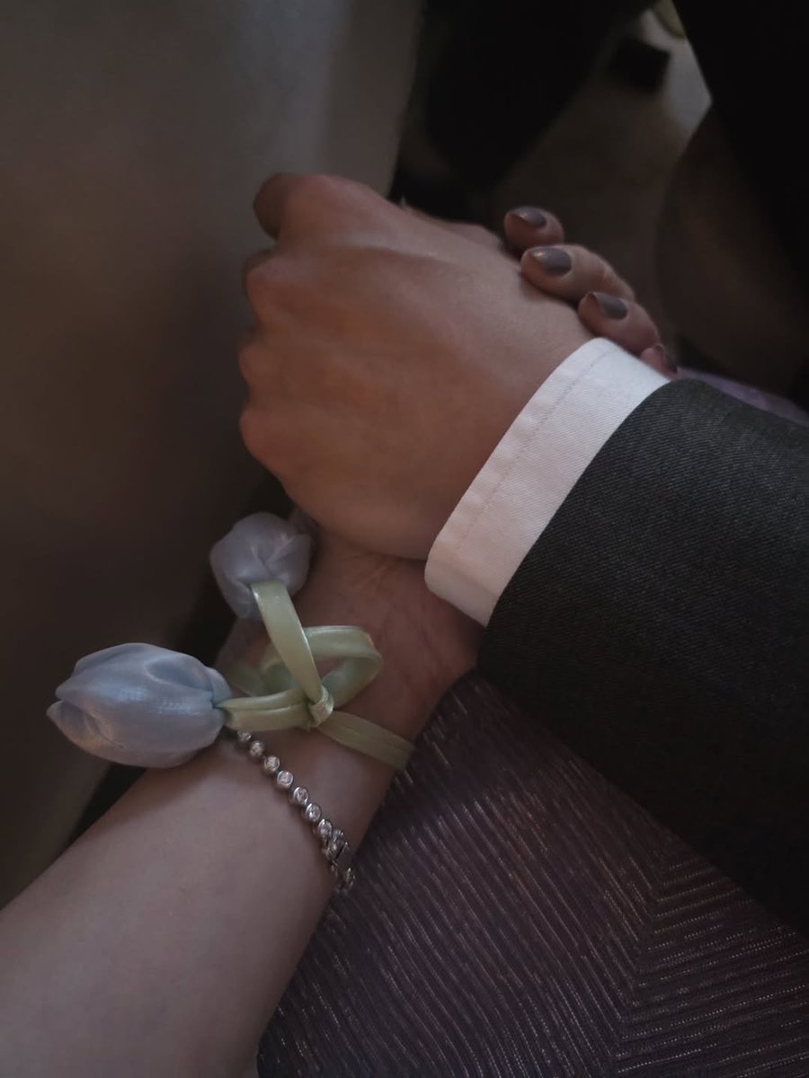 FebLine2627's tweet image. ทั้งแคปชั่น2ครอบครัวตลอดไป ทั้งรูป ทั้งเพลง stuck with you ค่ะพี่แอฟคะ