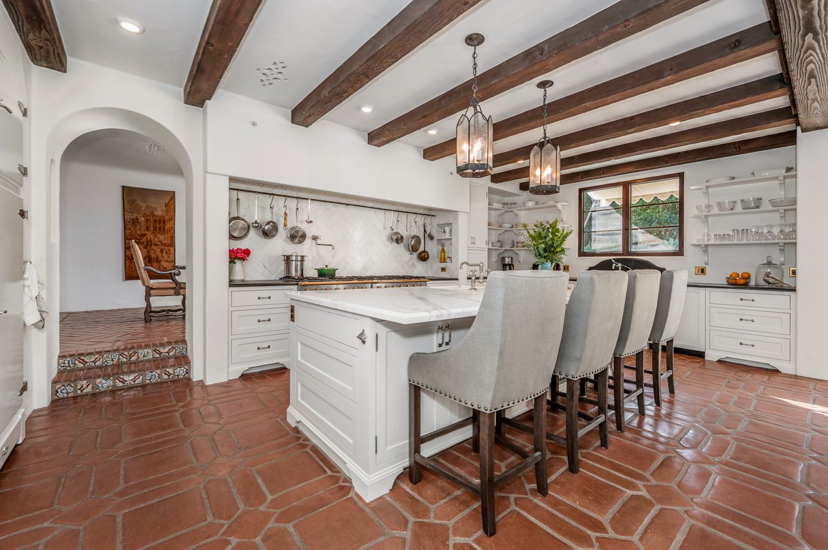 AmyLuettich's tweet photo. Spanish-style kitchens bring vibrant European charm to your space. Explore over 25 kitchen designs, from traditional to contemporary, to inspire your own style. 😉

#Kitchen #KItchenDesigns
 https://t.co/30qy2WWzmi https://t.co/QEUu4TfscU