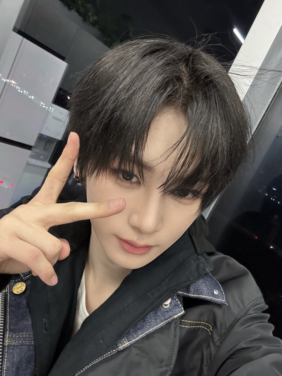 ALD1_official's tweet image. 아직까지도 믿기지 않아요, 우리 ALPHA DRIVE ONE이 정말 데뷔했다는 것이.
이 모든 것이 꿈만 같아요. 그때는 아득하게 길게만 느껴졌던 날들이, 모두 오늘 이 순간을 위한 준비였나 봐요.
가장 말씀드리고 싶은 건 역시 ALLYZ 여러분께 감사하다는 거예요. 여러분이 있어 이 여정이 시작부터 의미로…