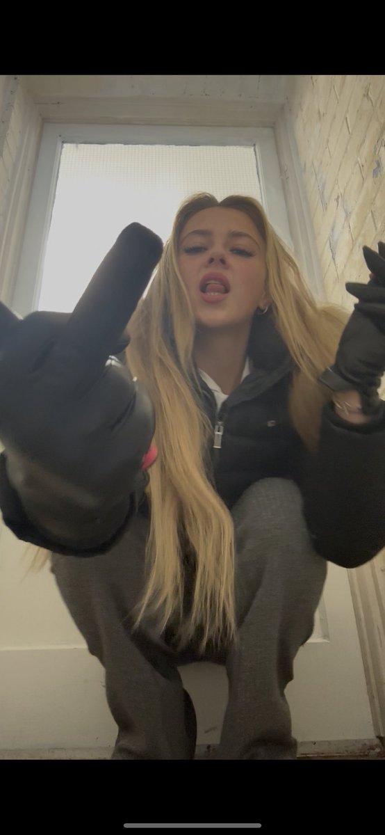 GoddessAbbi2's tweet photo. Suck. I know you want it 😈 https://t.co/snJZvwkvi5