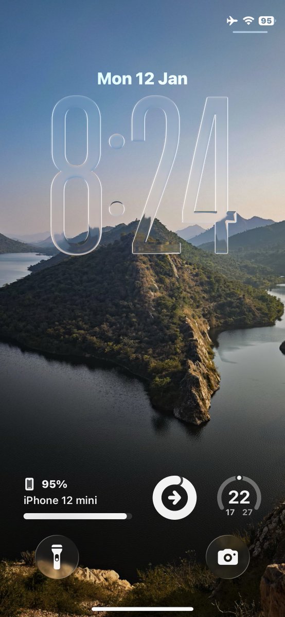 Damn liquid glass clock looks so good 🤤 I'm using this more than the depth effect.