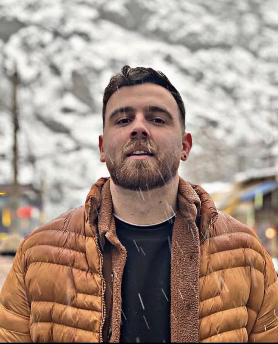 Si chiama Erfan Soltani, ha 26 anni e tra due giorni sarà impiccato. E' di Fardis, sobborgo di Karaj, vicino a Teheran. Non è stato arrestato durante le proteste, ma prelevato direttamente a casa sua tra il 9 e il 10 gennaio dalle forze di sicurezza: un arresto mirato.
Il