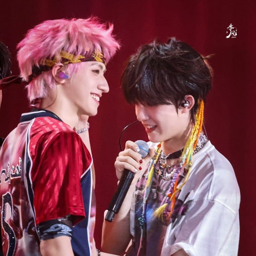 suxinxin_'s tweet photo. 260112 🐱🐰
เสี่ยวจูอวยพรวันเกิด 19Y เสี่ยวซู🎂 ´ˎ˗

#朱志鑫 : สุขสันต์วันเกิดนะซูเกอ 🎂🎈! happy birthday! เวลาผ่านไปเร็วจริงๆเลย ทุกคนอยู่เคียงข้างกันและกัน ตั้งแต่เด็กน้อยจนกลายเป็นวัยรุ่นเลย555555! ทุกครั้งที่ถึงวันเกิด สิ่งที่สำคัญที่สุดก็คือขอให้นายมีความสุขในทุกๆวัน! สุขภาพแข็งแรง! ไม่มีความทุกข์ใจ! ความมองโลกในแง่ดีและรอยยิ้มของนายมีพลังส่งต่อให้คนอื่นเสมอ! มาร่วมกันก้าวไปข้างหน้าอย่างกล้าหาญกันเถอะ!

เสี่ยวซูตอบกลับเสี่ยวจู 🐱🐰

#苏新皓 ： ขอบคุณนะจูเกอ! พี่เป็นพี่ชายคนโต แต่บางครั้งก็เป็นคนตลกมากๆ ทำให้พวกเราทุกคนสนุกสนานไปด้วย! ผมก็ขอให้พี่มีความสุขในทุกๆวันเช่นกัน! พี่น่ะร่างกายแข็งแรงมาก วันนี้ตอนที่ผมเจอพี่ใส่แค่เสื้อกล้ามตอนออกไปข้างนอก พี่ดูเฟิร์มมากจริงๆ แล้วก็หวังว่าพี่จะมีสุขภาพแข็งแรงและเก่งขึ้นเรื่อยๆเลยนะ !