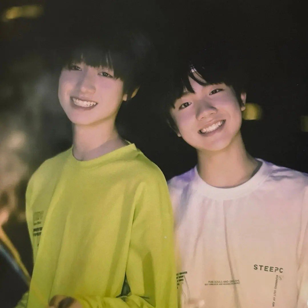 suxinxin_'s tweet photo. 260112 🐱🐰
เสี่ยวจูอวยพรวันเกิด 19Y เสี่ยวซู🎂 ´ˎ˗

#朱志鑫 : สุขสันต์วันเกิดนะซูเกอ 🎂🎈! happy birthday! เวลาผ่านไปเร็วจริงๆเลย ทุกคนอยู่เคียงข้างกันและกัน ตั้งแต่เด็กน้อยจนกลายเป็นวัยรุ่นเลย555555! ทุกครั้งที่ถึงวันเกิด สิ่งที่สำคัญที่สุดก็คือขอให้นายมีความสุขในทุกๆวัน! สุขภาพแข็งแรง! ไม่มีความทุกข์ใจ! ความมองโลกในแง่ดีและรอยยิ้มของนายมีพลังส่งต่อให้คนอื่นเสมอ! มาร่วมกันก้าวไปข้างหน้าอย่างกล้าหาญกันเถอะ!

เสี่ยวซูตอบกลับเสี่ยวจู 🐱🐰

#苏新皓 ： ขอบคุณนะจูเกอ! พี่เป็นพี่ชายคนโต แต่บางครั้งก็เป็นคนตลกมากๆ ทำให้พวกเราทุกคนสนุกสนานไปด้วย! ผมก็ขอให้พี่มีความสุขในทุกๆวันเช่นกัน! พี่น่ะร่างกายแข็งแรงมาก วันนี้ตอนที่ผมเจอพี่ใส่แค่เสื้อกล้ามตอนออกไปข้างนอก พี่ดูเฟิร์มมากจริงๆ แล้วก็หวังว่าพี่จะมีสุขภาพแข็งแรงและเก่งขึ้นเรื่อยๆเลยนะ !