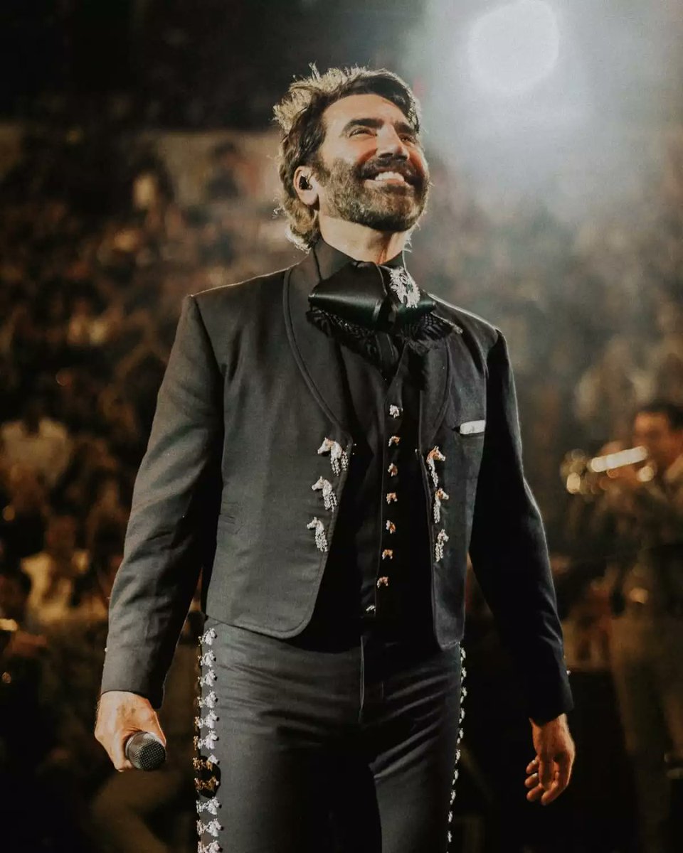 ExaVictoria's tweet photo. 😊La estrella musical Alejandro Fernández reaparece tras una inesperada cirugía de emergencia, por sus redes sociales el cantante mexicano reapareció con sus historias de Instagram para relatar lo ocurrido y tranquilizar a todos sus seguidores😊 https://t.co/JW1JnulRIt