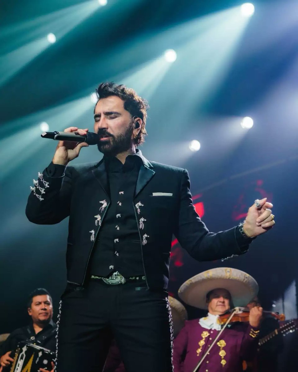 ExaVictoria's tweet photo. 😊La estrella musical Alejandro Fernández reaparece tras una inesperada cirugía de emergencia, por sus redes sociales el cantante mexicano reapareció con sus historias de Instagram para relatar lo ocurrido y tranquilizar a todos sus seguidores😊 https://t.co/JW1JnulRIt