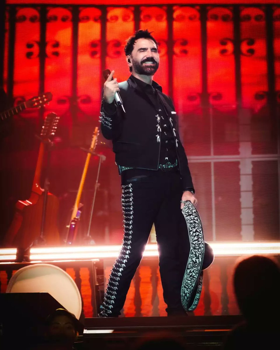 ExaVictoria's tweet photo. 😊La estrella musical Alejandro Fernández reaparece tras una inesperada cirugía de emergencia, por sus redes sociales el cantante mexicano reapareció con sus historias de Instagram para relatar lo ocurrido y tranquilizar a todos sus seguidores😊 https://t.co/JW1JnulRIt