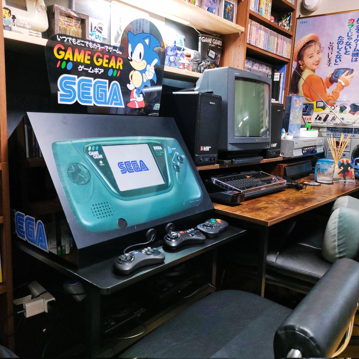 しかし…普通に部屋に馴染んでるがこの巨大ゲームギア販促筐体は一体どこで使われていたものなのか、いまさらルーツが気になってきた。