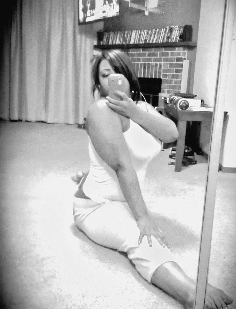 itsmegtoyou's tweet photo. Workout got me feeling elated 😇🤸🏿♀️
STIFF HOES CAN'T RELATE!!!!! 🗣🤧😂 #StretchMasters #MondayMotivaton https://t.co/5J9QVPoCb7
