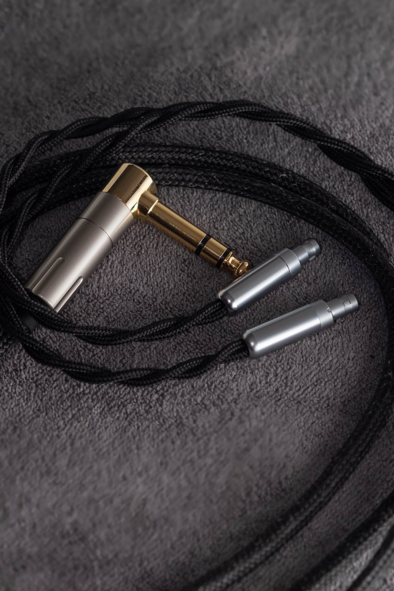 GladiatorCables's tweet photo. Sleek and professional 🔥

This custom headphone cable is fully bespoke to the customers specifications, custom 90 degree gold plated 6.35mm with hd800 connectors and half sleeved cable with one sleeve then individual sleeves for each wire 🙏 #headfi #audiophile #highendaudio #setups