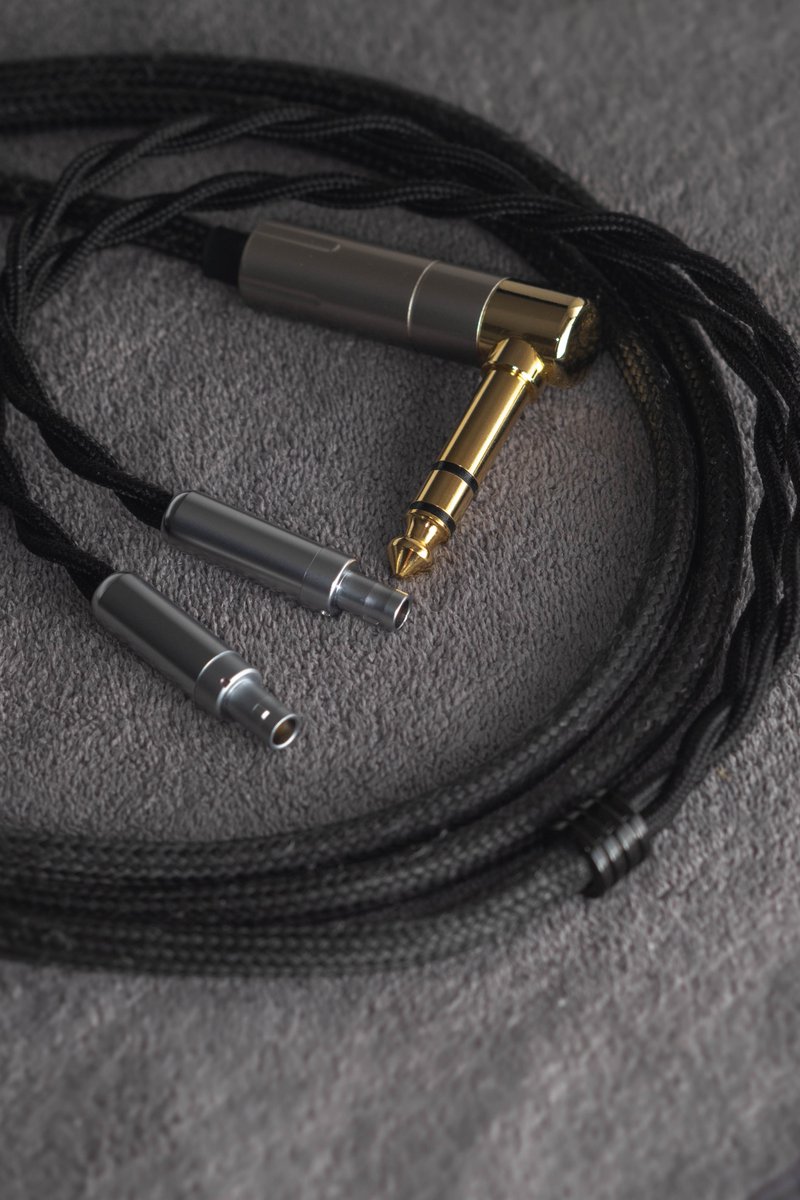 GladiatorCables's tweet photo. Sleek and professional 🔥

This custom headphone cable is fully bespoke to the customers specifications, custom 90 degree gold plated 6.35mm with hd800 connectors and half sleeved cable with one sleeve then individual sleeves for each wire 🙏 #headfi #audiophile #highendaudio #setups