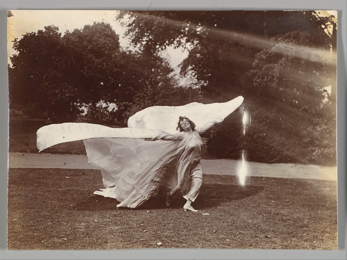 RealPreCinema's tweet photo. #LoïeFuller used silk veils hung from the end of long wooden sticks under her costume, which she waved in a coordinated manner.
On a stage fully covered with #blackvelvet, her white silk takes on various shades of spectacular colours thanks to her patented #lightprojections.
In NYC 1892, Fuller debuted her much-copied #SerpentineDance, a work that typified her innovative choreography, dazzling electric lighting effects and generous fabric budget. Photographs @metmuseum